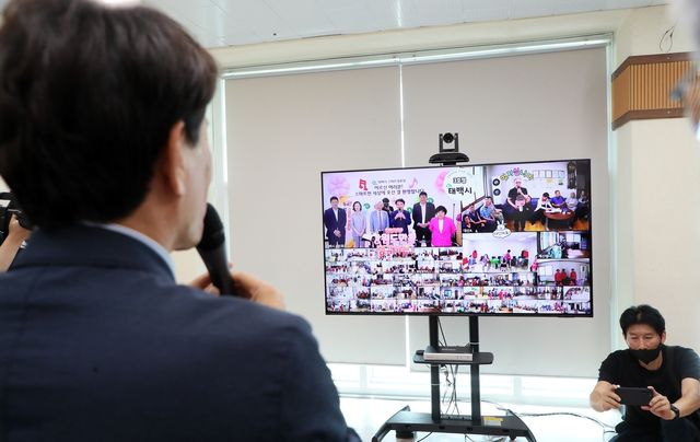 화상을 통해 어르신들과 소통하는 김진태 도지사