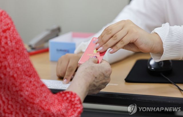 스티커로 색상 '단일화'…소비쿠폰 지급