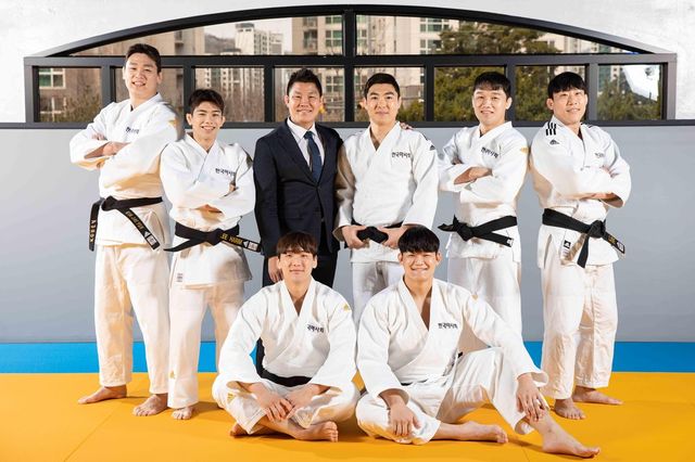 김재범 한국마사회 유도단 감독(가운데 양복 입은 이)