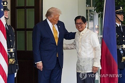 22일(현지시간) 도널드 트럼프 미 대통령(좌)과 페르디난드 마르코스 주니어 필리핀 대통령 [AP 연합뉴스 자료사진]