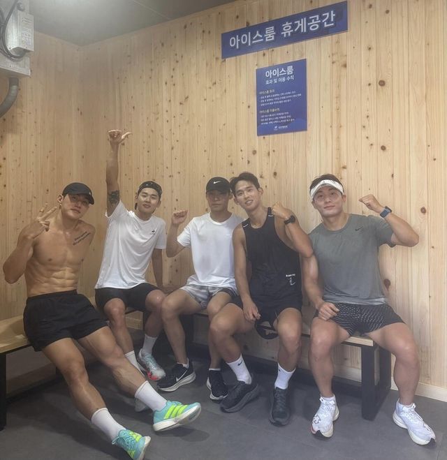 아이스방 안에서 더위를 식히는 근대5종 선수들