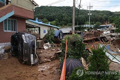 물폭탄에 쓰러진 차량