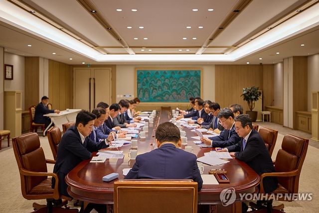 참모진과 아침 티타임 회의 갖는 이재명 대통령