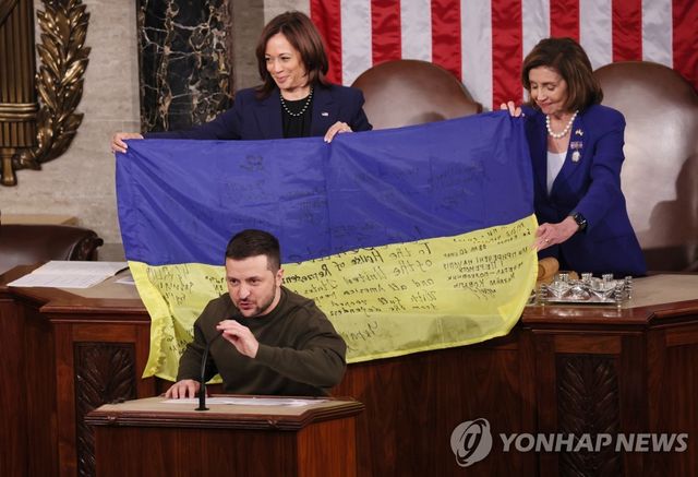 2022년 12월 우크라 국기 들고 미국 의회 방문한 젤렌스키