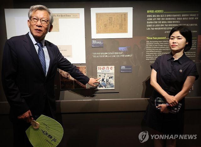 전시물 설명하는 유홍준 국립중앙박물관장