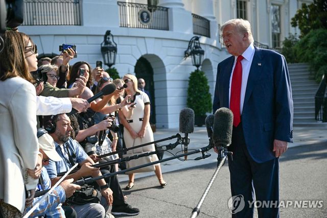 백악관 앞에서 기자들과 대화하는 트럼프 미국 대통령
