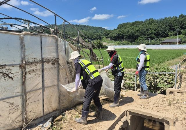 수해 복구 나선 자원봉사자들