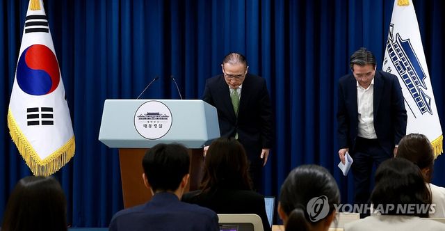 통상대책회의 브리핑 마친 안보실장과 정책실장