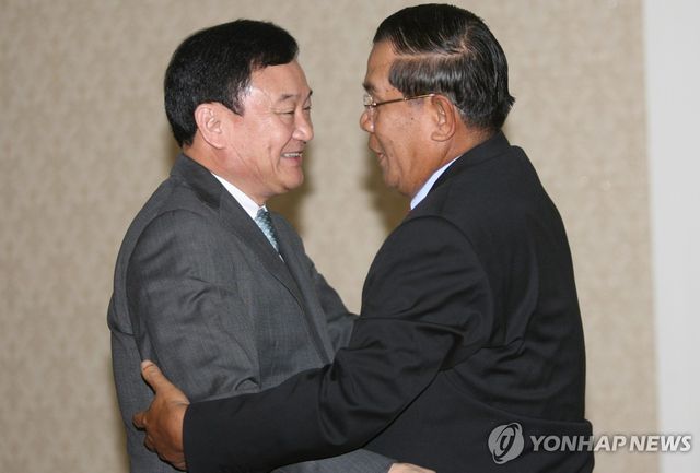 탁신 전 태국 총리(왼쪽)와 훈 센 캄보디아 상원의장(오른쪽)