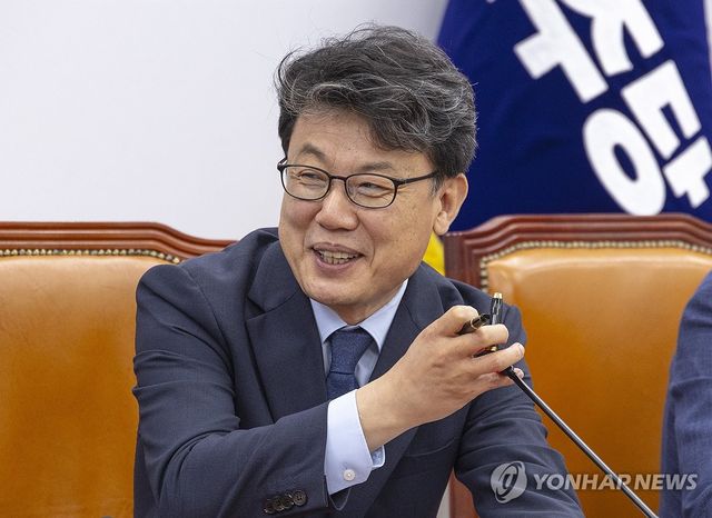 원내대책회의에서 미소짓는 진성준 정책위의장