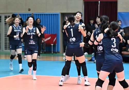 퓨처스 챔프전 우승을 차지한 GS칼텍스 선수들