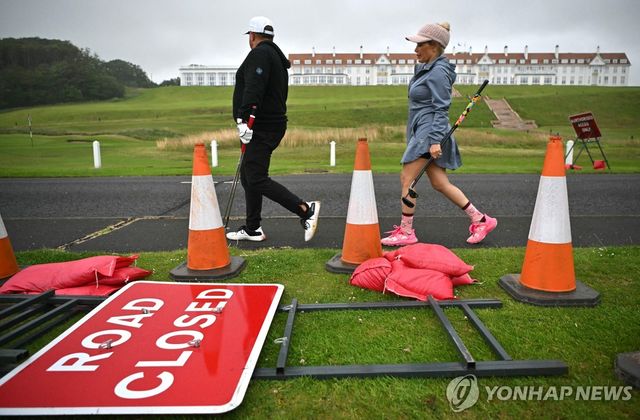 21일(현지시간) 턴베리 골프 리조트 앞 도로 모습