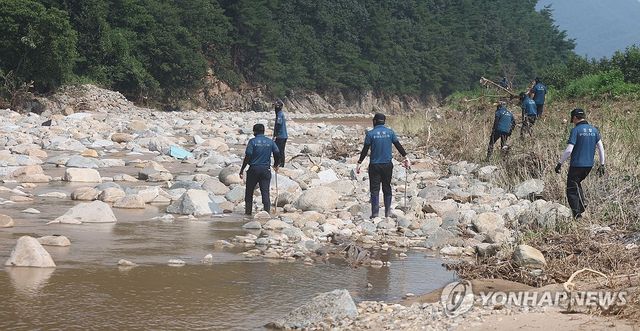 산청 실종자 수색하는 경찰