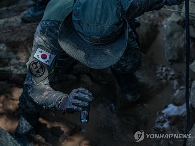 매몰지역 실종자 수색하는 장병들
