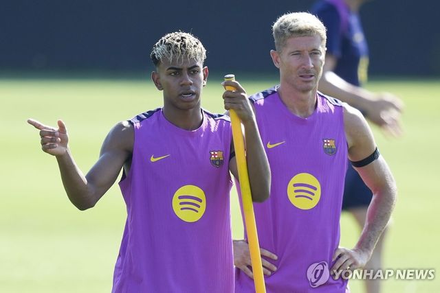 바르셀로나의 '신구 골잡이' 라민 야말(왼쪽)과 로베르트 레반도프스키