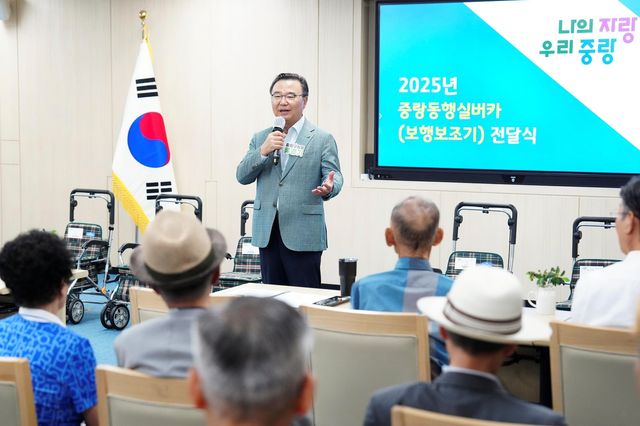 24일 중랑동행 실버카 전달식에서 발언하는 류경기 구청장