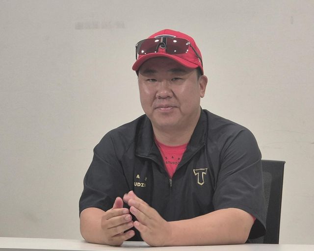 인터뷰하는 KIA 이범호 감독