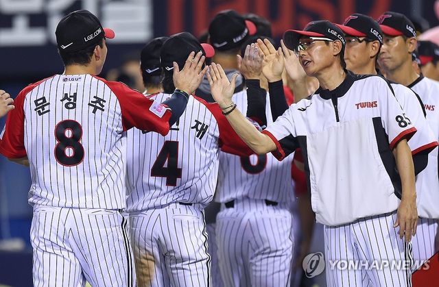 문성주와 하이파이브하는 염경엽 감독