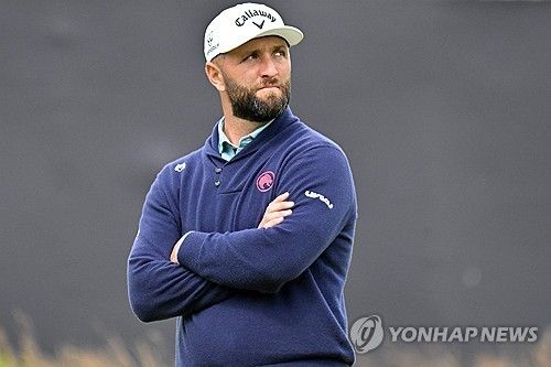 디오픈에 출전해 코스를 바라보는 욘 람.