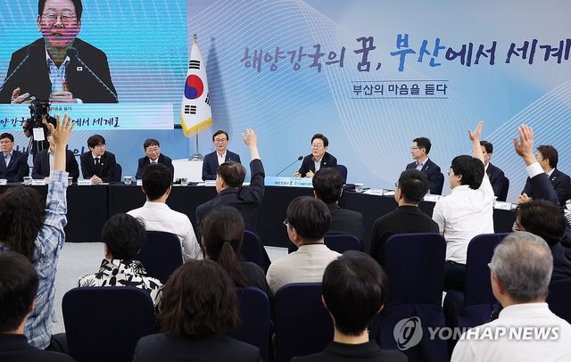 부산 타운홀미팅, 발언권 요청하는 시민들