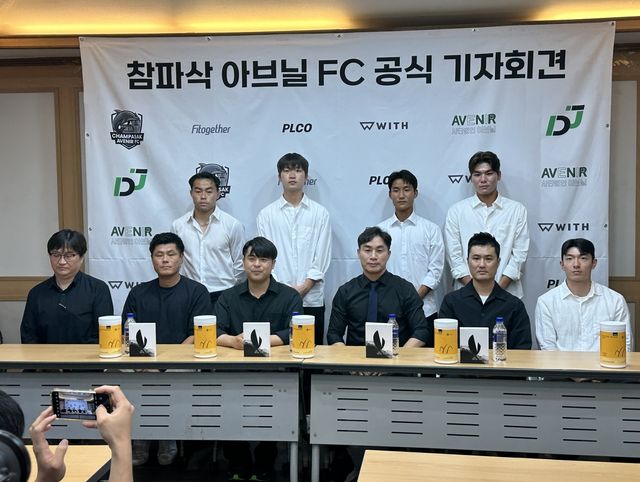 단체사진 찍는 참파삭아브닐