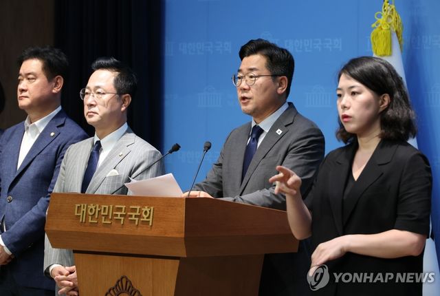 박찬대, 윤석열 체포 저지 의원 제명 결의안 발의