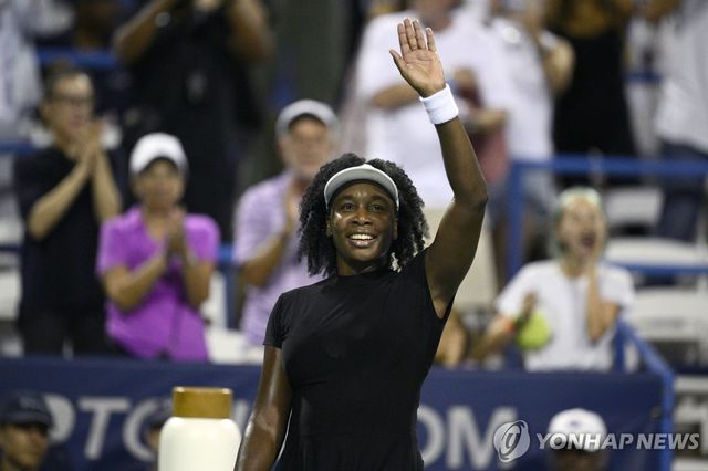 2회전을 마친 뒤 팬들에게 인사하는 윌리엄스