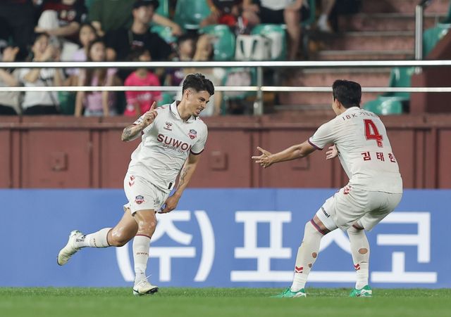 골을 터트리고 기뻐하는 윌리안(왼쪽)