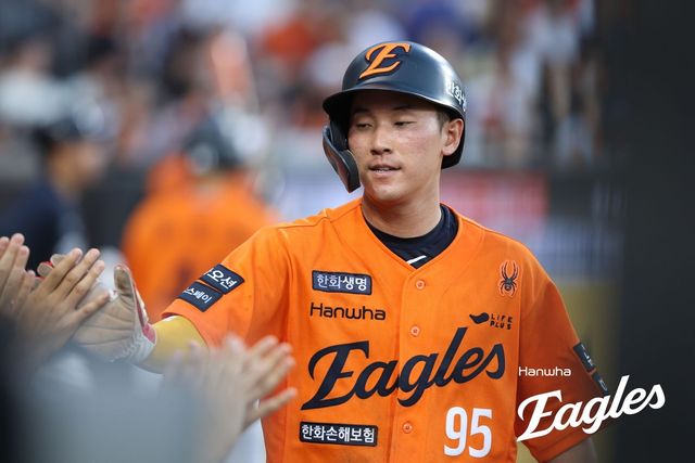 동료들의 축하를 받는 황영묵