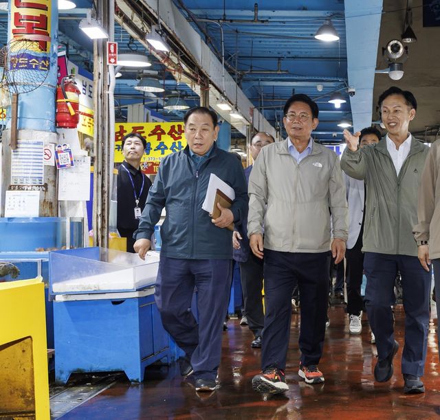 수산물 특별 점검 현장을 살피는 박강수 마포구청장(가운데)