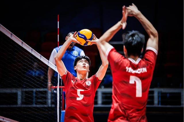 토스하는 한국 U-19 남자배구 대표팀의 세터 최유헌