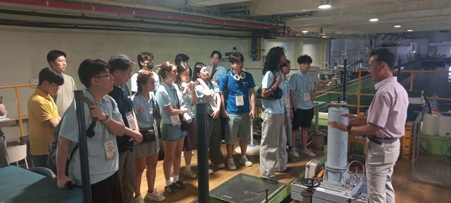 선박 예인 수조 설명 듣는 차세대동포들