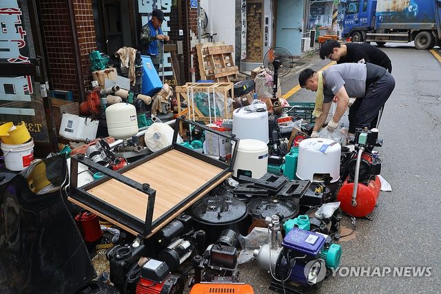 복구작업 한창인 당진 전통시장 상인들