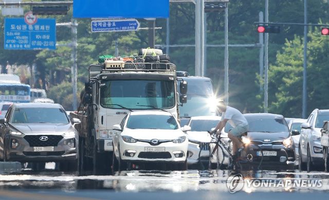폭염에 이글거리는 도로