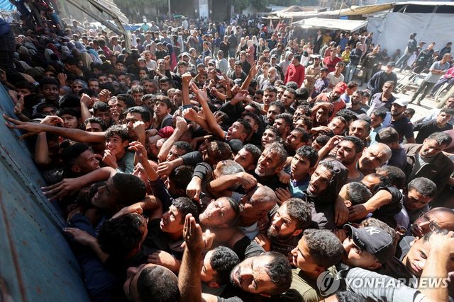 가자지구에서 빵집 앞으로 몰려드는 주민들(2024. 10. 24)