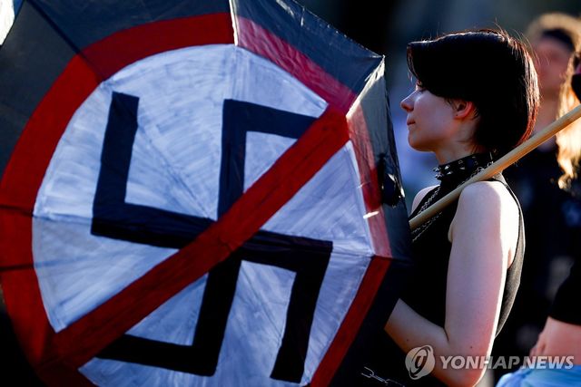 극우 반대 집회의 하켄크로이츠