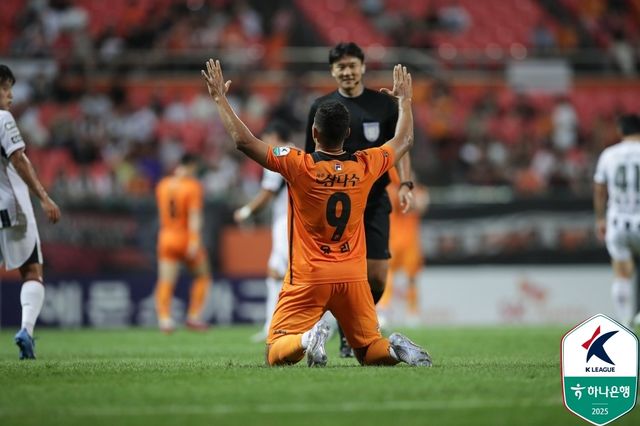 만세 세리머니를 펼치는 제주SK FC의 유리 조나탄