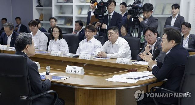 이재명 대통령, 허영인 SPC그룹 회장과 논의