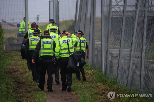 25일(현지시간) 턴베리 골프 리조트의 경찰관들