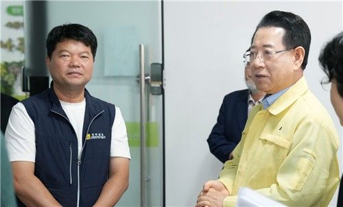 노동단체 관계자와 만난 김영록 전남지사(오른쪽)