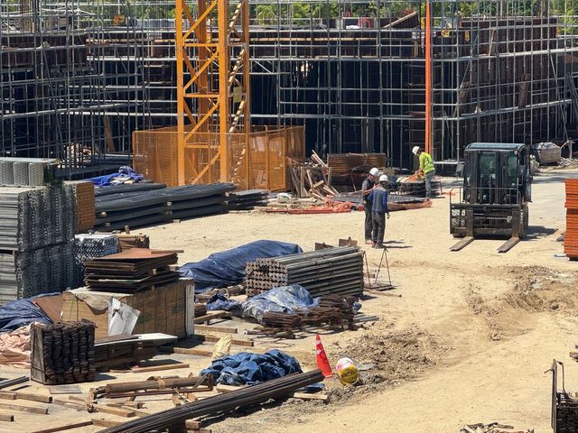 무더위 속 공사 현장