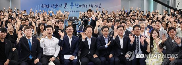 이재명 대통령, 부산 타운홀미팅 참석자와 함께