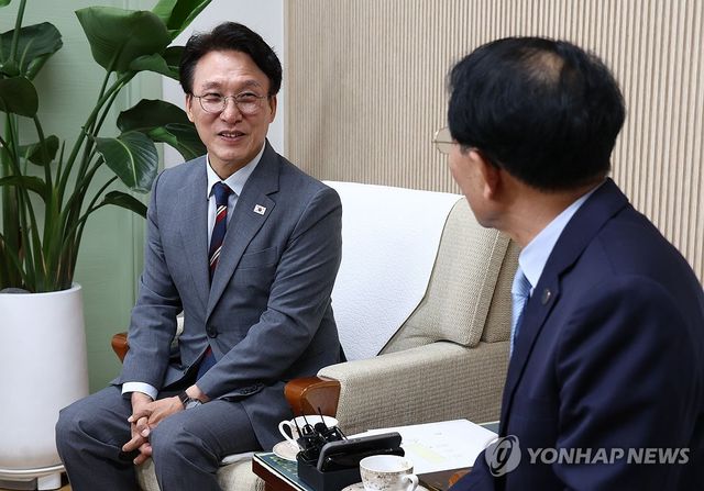 김민석 총리, 한국기독교교회협의회 총무 김종생 목사 예방