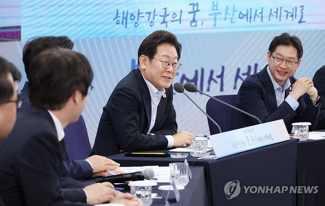 부산 시민 간담회 갖는 이재명 대통령
