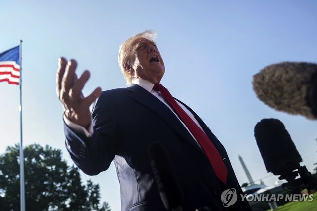 취재진과 질의응답하는 트럼프 대통령