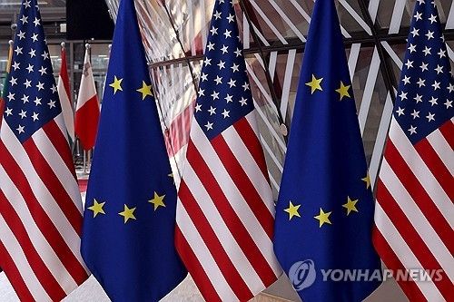 미국 성조기와 EU 깃발