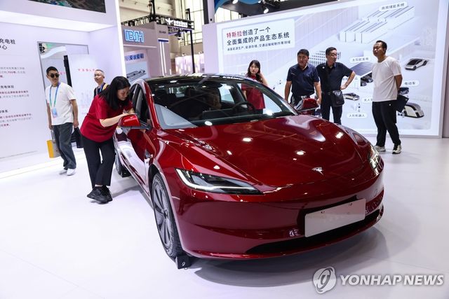 중국 베이징의 한 자동차 행사장에 전시된 테슬라 전기차