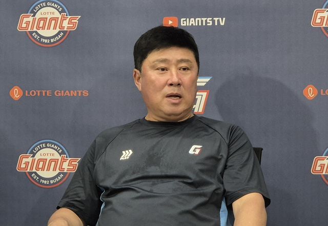 인터뷰하는 롯데 김태형 감독
