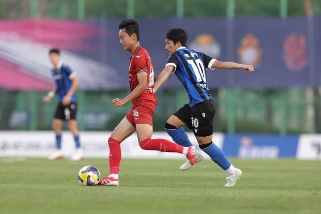 부산 U-18팀과 인천 U-18팀의 결승전 장면