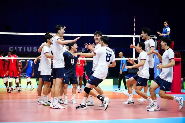 승리 후 기뻐하는 U-19 남자배구 대표팀 선수들